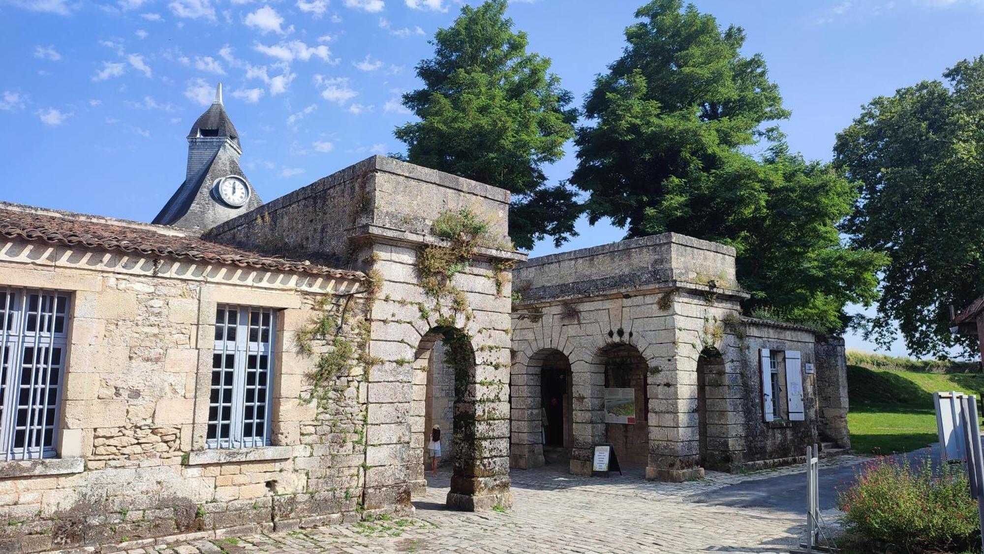 Fronsac  Maison Charmeilles - Gite Touristique - Coliving المظهر الخارجي الصورة